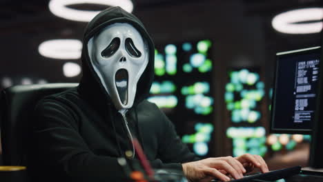 hombre hacker rompiendo la ciberseguridad por la noche lugar de primer plano. lectura cibercriminal