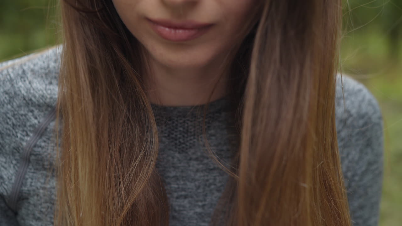 mujer usando una computadora portátil al aire libre