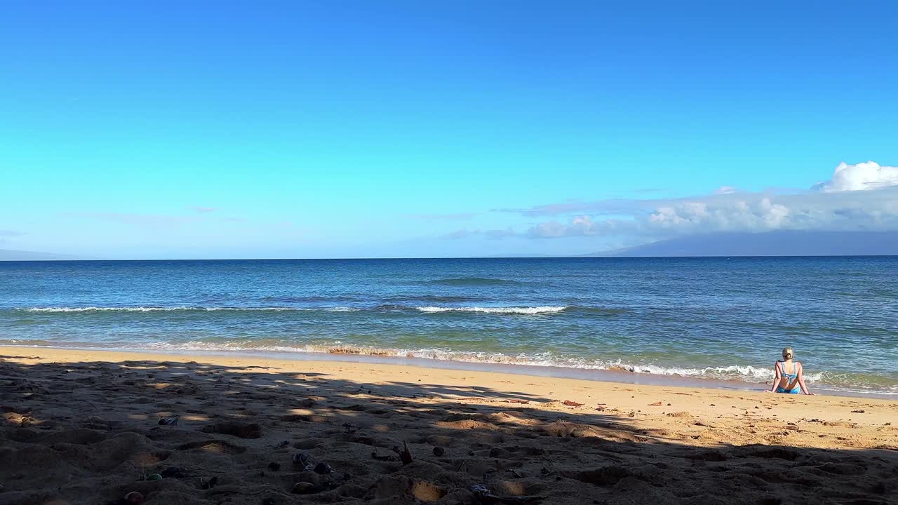 exploración de drones: la playa más hermosa de maui con pequeñas olas y sin olas en un día nublado