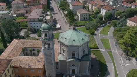 hermosa vista de drones de una iglesia en el centro de riva del garda, una pequeña ciudad en la región de trentino en el norte de italia, vista aérea de drones