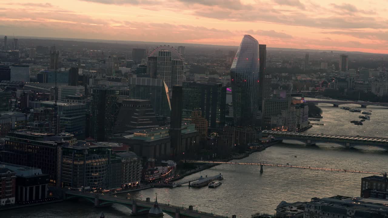 런던 아이와 템스 강 다리를 향한 런던 일몰