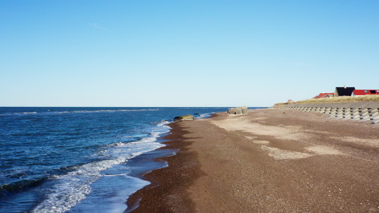las olas se estrellan en la playa imágenes de drones 4k