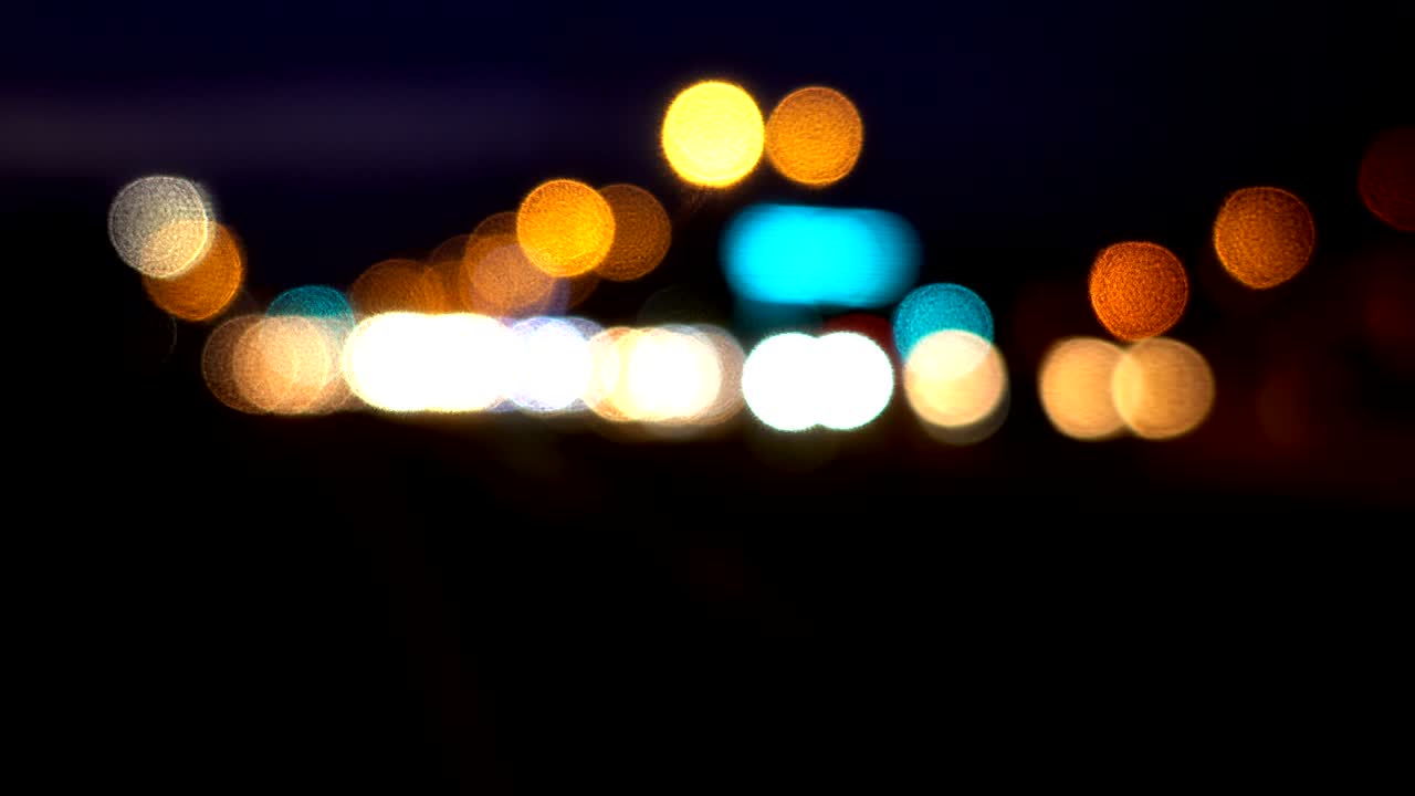 luces de tráfico bokeh por la noche en la ciudad