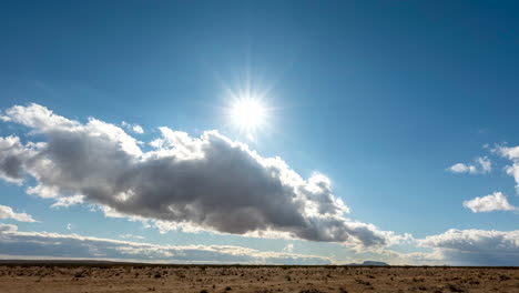 filas de nubes cumulus formándose y disipándose bajo el sol caliente del desierto de mojave - lapso de tiempo estático