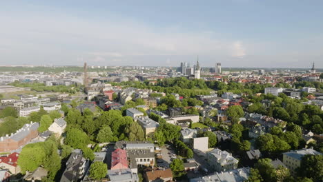 vista aérea hacia atrás sobre el área residencial de kalamaja en la ciudad de tallin, estonia