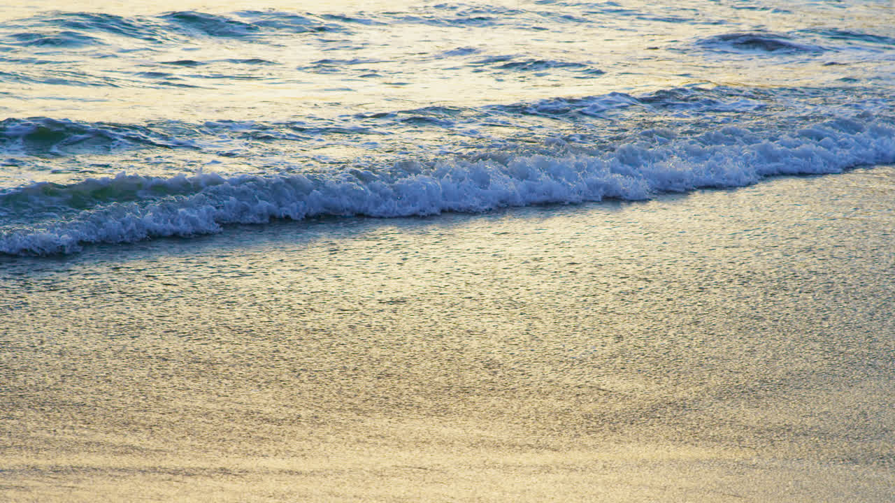 아름다운 바다 파도가 해변 4k를 향해 해안에 도달