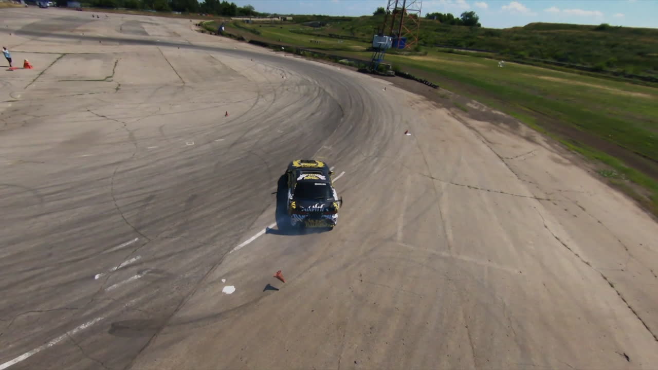 coche a la deriva en una pista de carreras