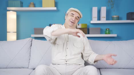 y un viejo feliz bailando.