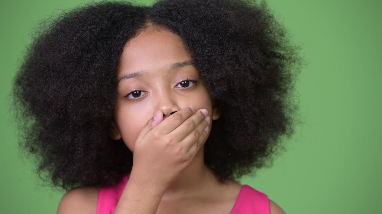 아프로 머리카락으로 입을 는 사랑스러운 젊은 아프리카 소녀 세 현명한 원이 개념