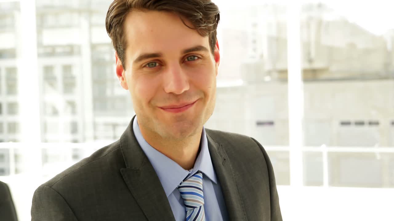 카메라에 미소 짓는 사업가