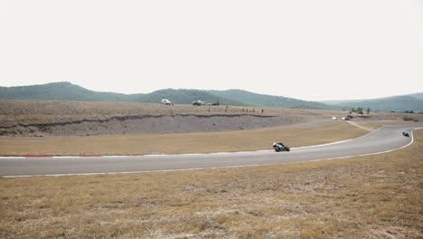 Conductor-Profesional-De-Motocicletas-Corriendo-En-Una-Pista