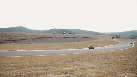 conductor profesional de motocicletas corriendo en una pista