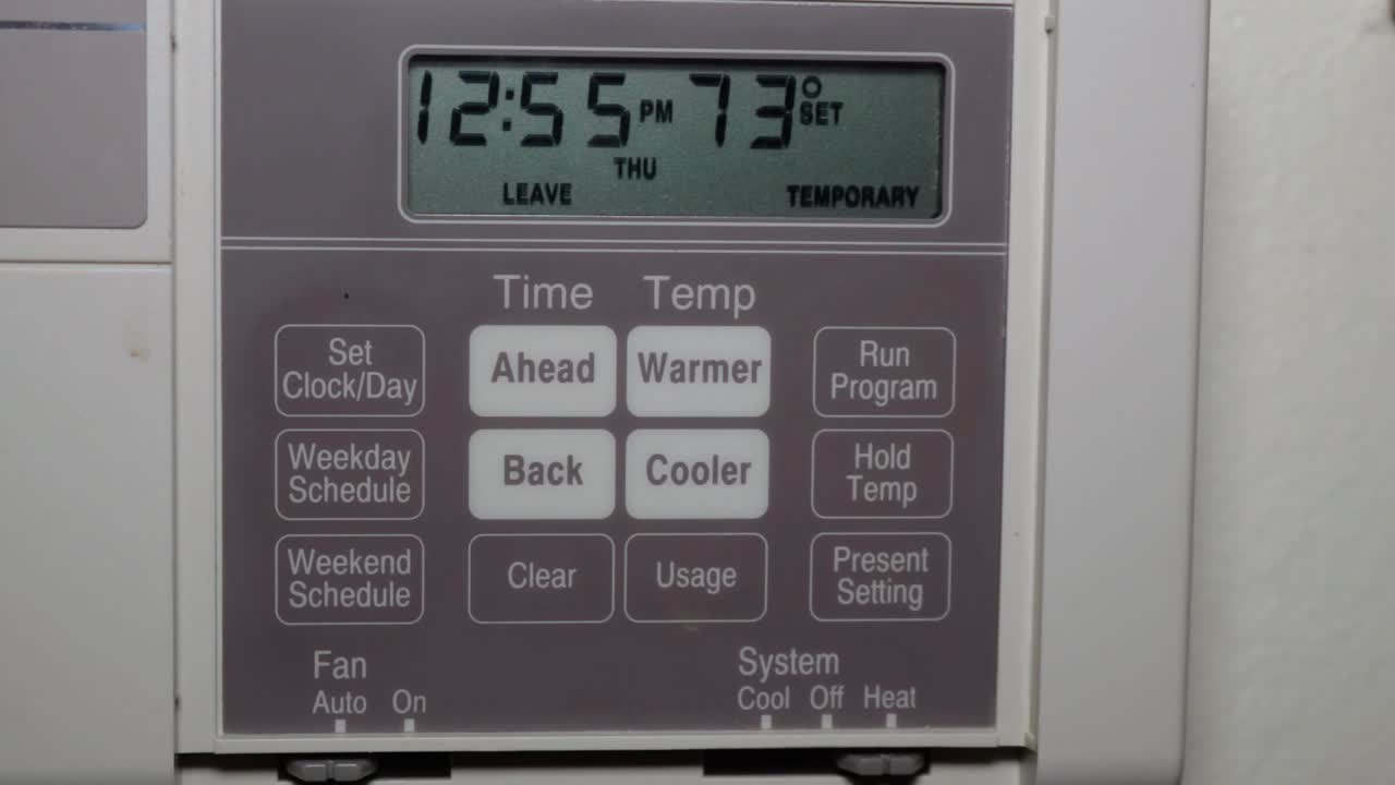 крупный план термостата при включении отопления в зимний период