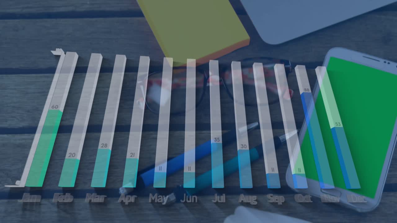 animación de datos de procesamiento de gráficos en portátiles, bolígrafos y teléfonos inteligentes en el escritorio