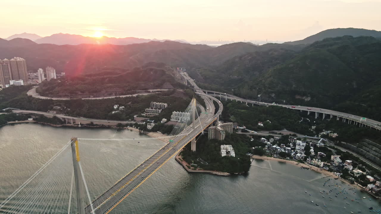 antena de puesta de sol sobre el puente ting kau, increíble infraestructura de hong kong