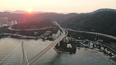 sonnenuntergangsantenne über der ting-kau-brücke, erstaunliche infrastruktur von hongkong