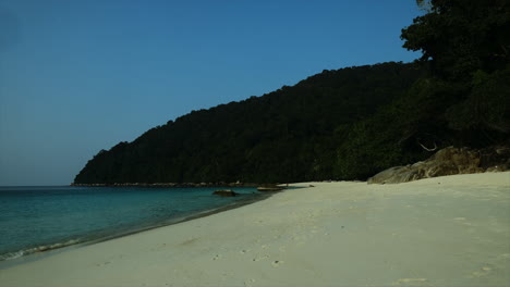 Ein-Entfernter-Blick-Auf-Menschen,-Die-Den-Strand-Kurz-Vor-Sonnenuntergang-Genießen