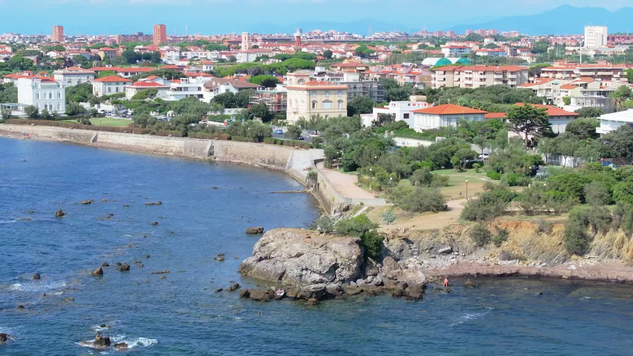 Costa rocciosa vicino all'estremità meridionale della città di Livorno, Italia, la costa toscana.