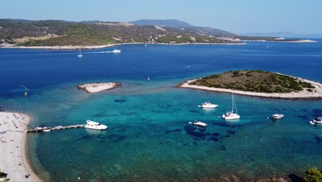 Nautische-Tourismusboote-Und-Yachten-In-Der-Bucht-Von-Veliki-Island-Beach,-Kroatien