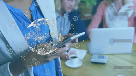 animación de la red de conexiones y procesamiento de datos sobre la mujer usando teléfono inteligente
