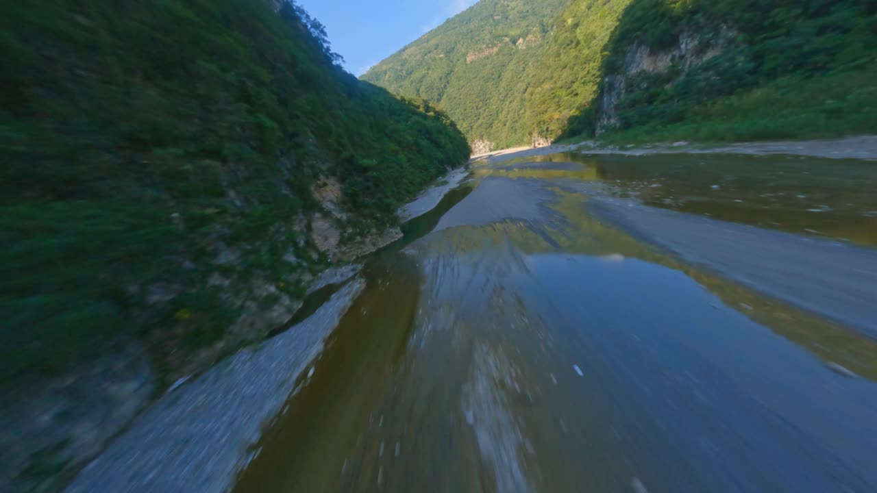 도미니카 공화국의 무차스 아구아스에 우뚝 솟은 바위 숲 언덕이 있는 때묻지 않은 개울을 통한 반사