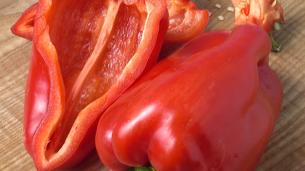 Peperone rosso dolce. Scatto in movimento
