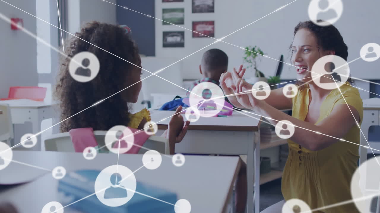 animación de la red de conexiones con personas íconos sobre diversos escolares y maestras