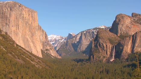 从 yosemite 国家公园 1 的观景点拍摄的戏剧性概述