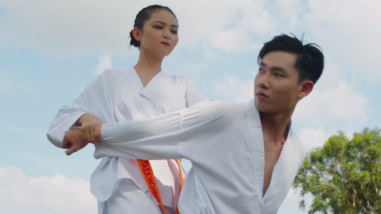 V1-0026_2023.12.14 DI Trung Crossmedia People practising taekwondo00000000.mov