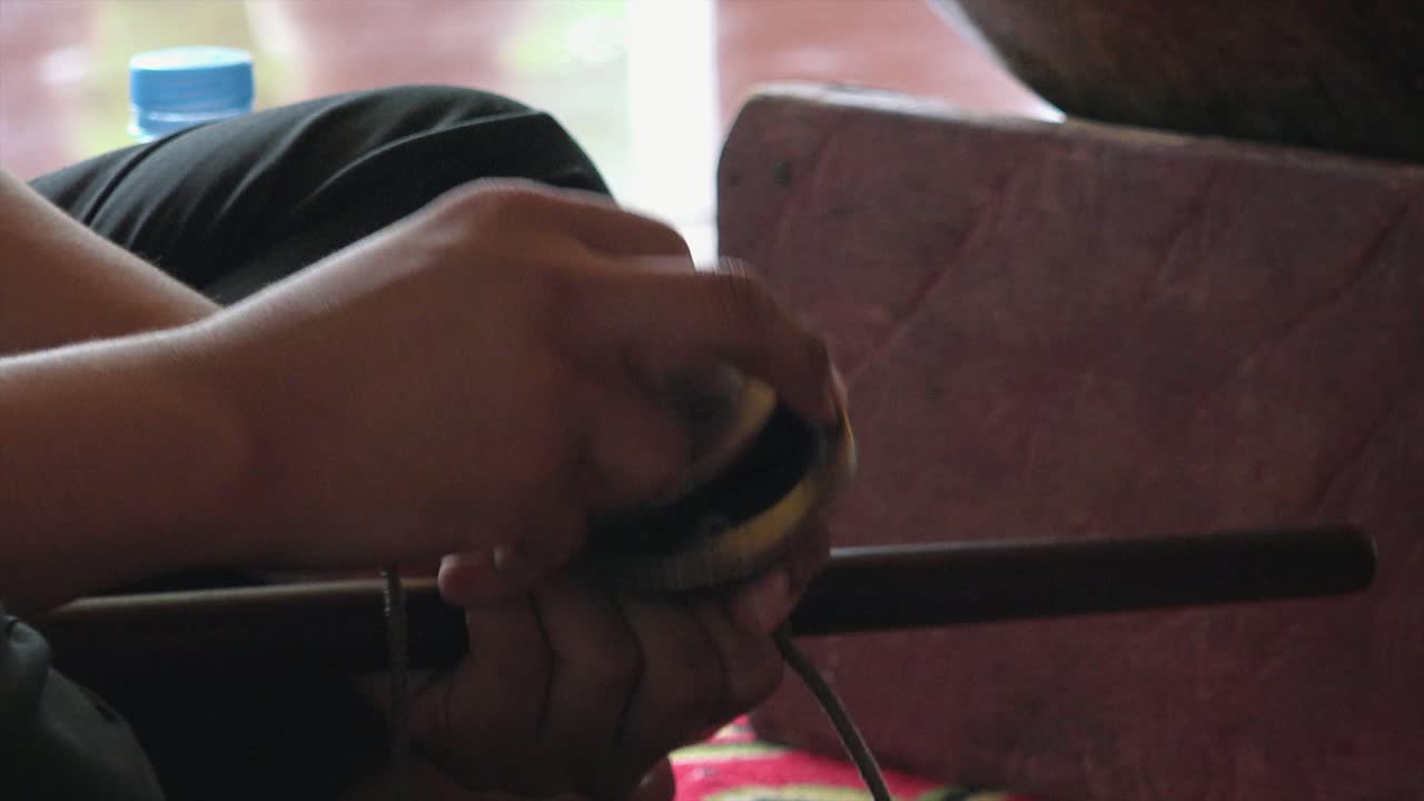 캄보디아 전통 악기를 연주하는 음악가