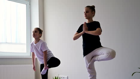 Mädchen-Machen-Yoga-Posen