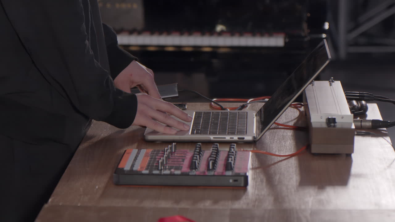 productor de música trabajando en una computadora portátil