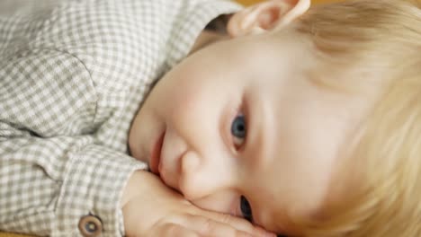 cara de bebé lindo con ojos azules que se encuentra sonriendo