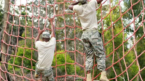 Military-soldier-climbing-rope-during-obstacle-course