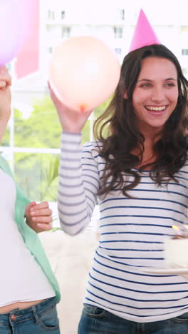 personas de negocios ocasionales haciendo fiestas de cumpleaños