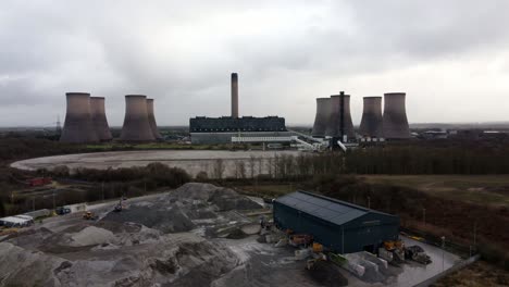 vista aérea del carro a través del sitio de la central eléctrica alimentada con carbón, fiddlers ferry horizonte de chimenea nublado