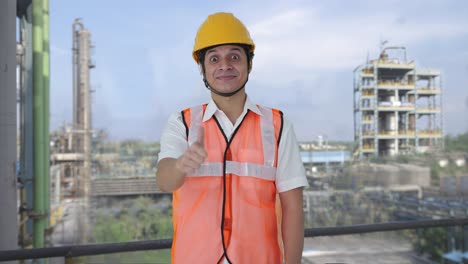 arquitecto indio feliz mostrando los pulgares hacia arriba
