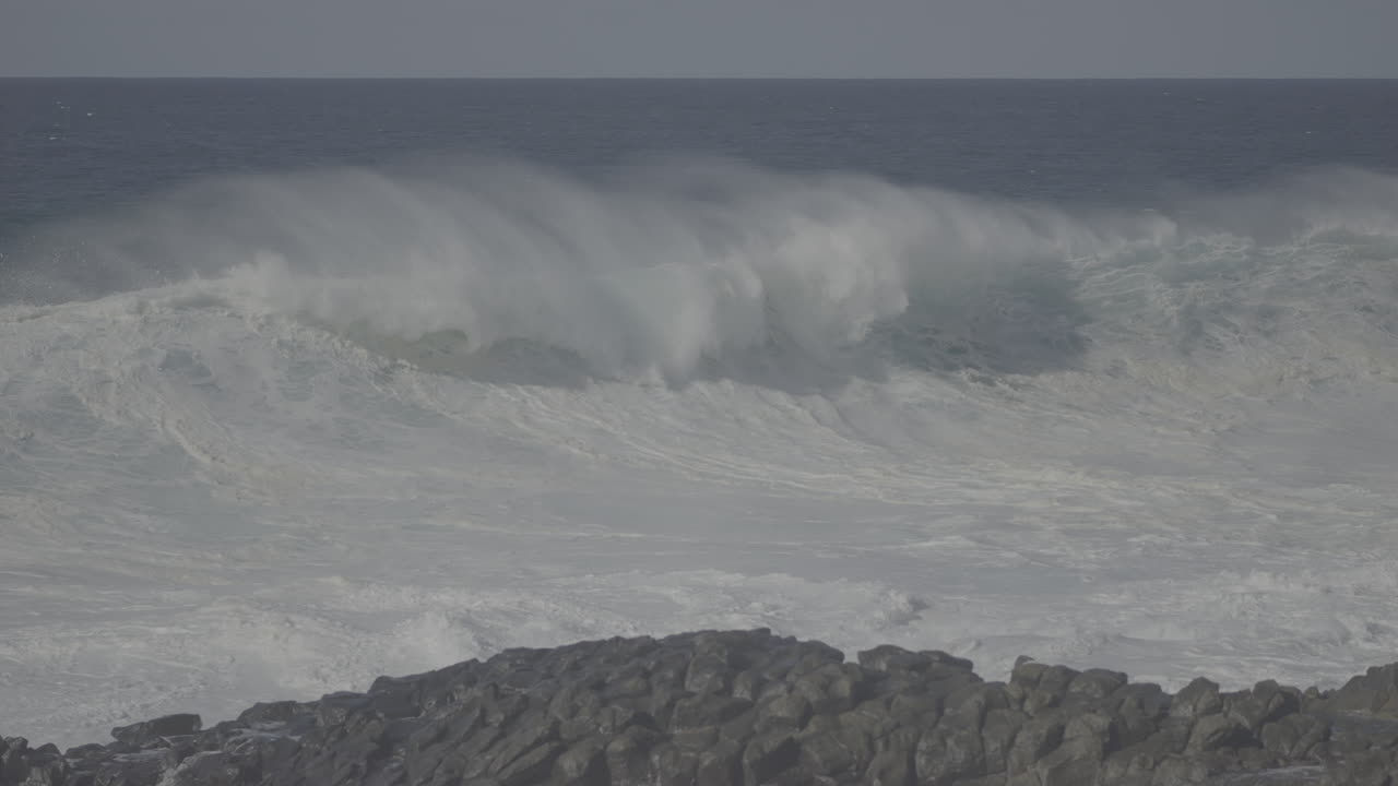 강력한 바다 파도가 바위 위에 부히고