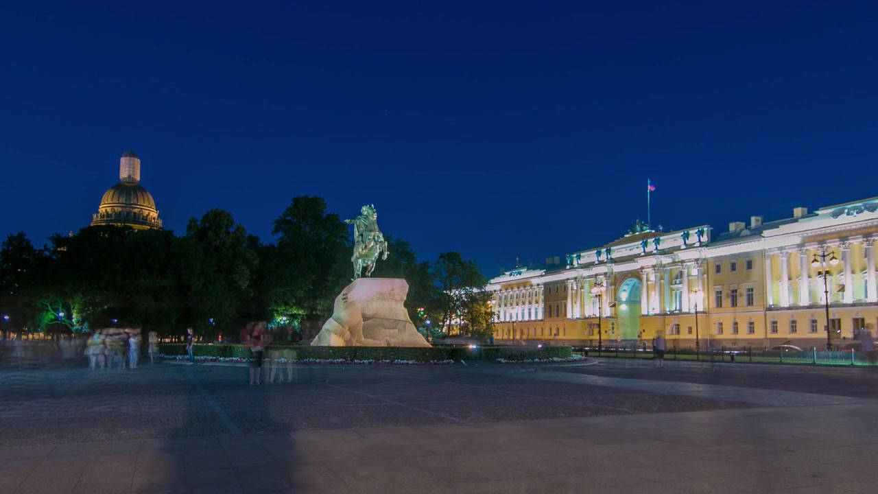 Monumento a Pedro, o Grande (Cavaleiro de Bronze) na Praça do Senado, timelapse noturno. Turistas caminhando durante a noite branca de verão. SÃO PETERSBURGO, RÚSSIA