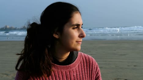 Retrato-Del-Perfil-De-Una-Chica-En-La-Playa-Mirando-Al-Sol