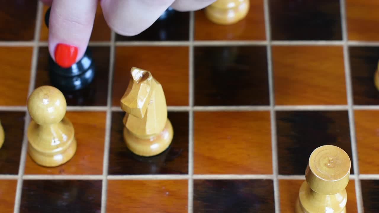 черный ферзь берет белого коня