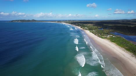 Turquoise-Seascape-Of-Belongil-Beach-In-New-South-Wales,-Australia---Aerial-Shot