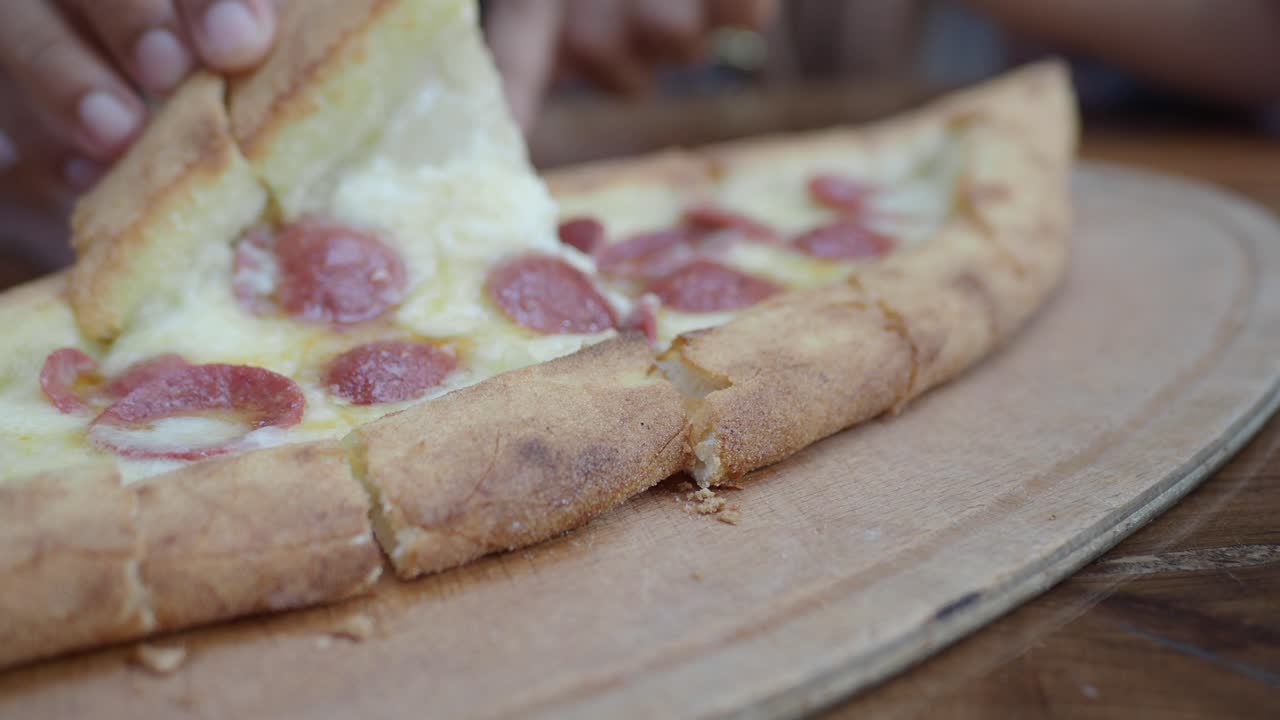 pizza turca con pepperoni y queso