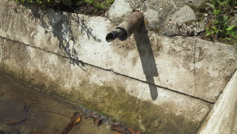 tubería de agua que gotea agua lentamente durante el calor del verano