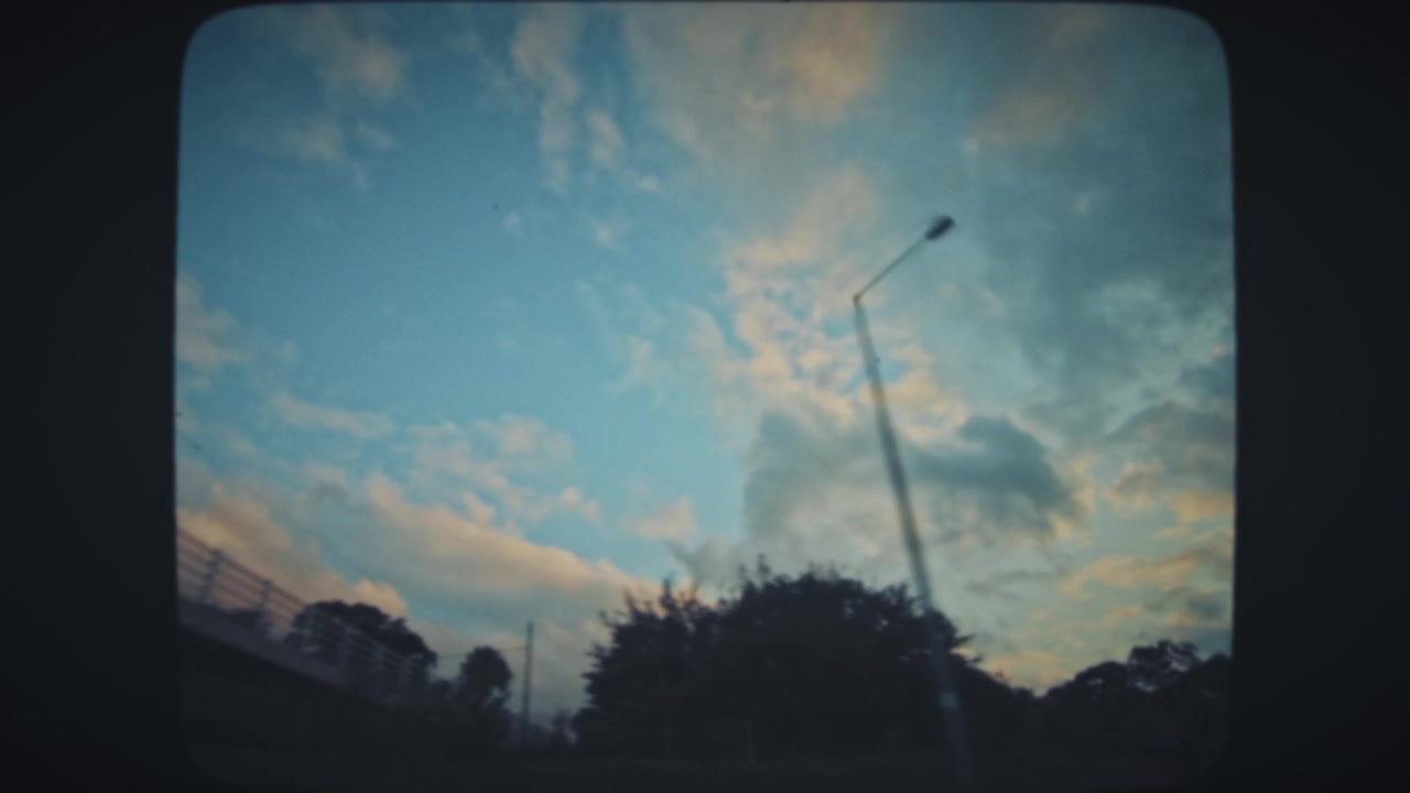 Kører på motorvej med smuk himmel