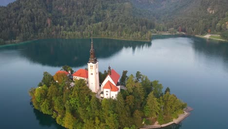 Schöne-Landschaftsansicht-Des-Sees-Von-Bled,-Slowenien---Luftaufnahme-Der-Wallfahrtskirche-Maria-Himmelfahrt-über-Dem-See-Von-Bled