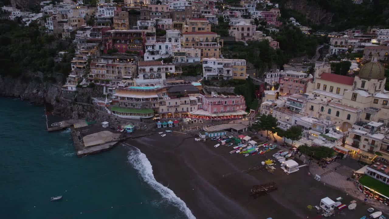 Destinazione di viaggio Italia, spiaggia di Positano sulla Costiera Amalfitana - Vista aerea