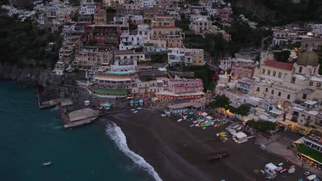 Destino-De-Viaje-De-Italia,-Playa-De-Positano-En-La-Costa-De-Amalfi---Antena