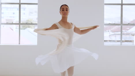 mujer, ballet y bailarina o artista girando alrededor