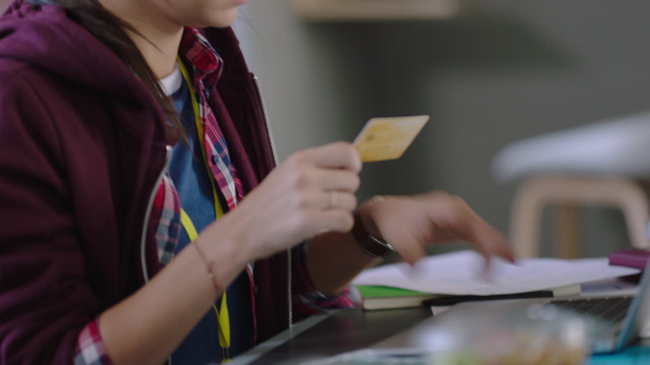 cerca feliz mujer caucásica estudiante compras en línea banca usando computadora portátil gastando dinero disfrutando de tarjeta de crédito compra satisfacción sonriendo escuchando música en la moderna oficina de inicio